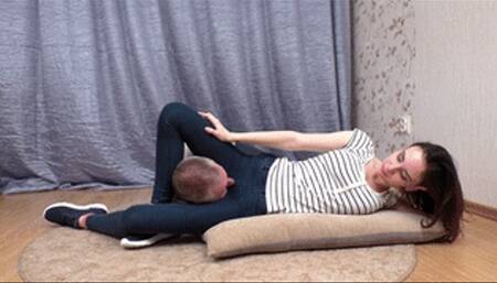 Chick presses the head of the poor man between her legs, vf2001x 1080p