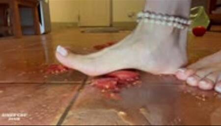 Giantess Aimee Chu Barefoot Crushing Tomatoes_Mandarin