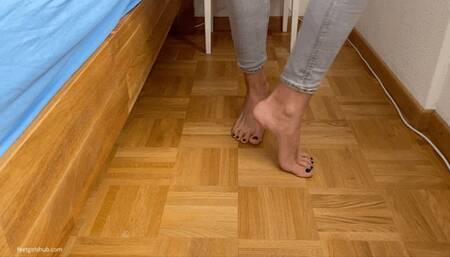 TIPTOE BALLET DANCING BAREFOOT KIRA - MP4 HD