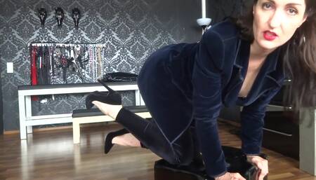 Lady Victoria In Velvet Fetish