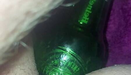 Gay qui se gode avec une biere
