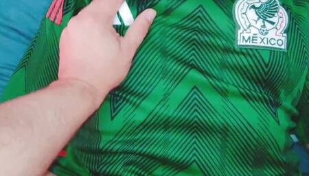 Follando a joven milf mexicana culo gordo con camisa de la seleccion mexicana secretaria culona follando rico milf latin