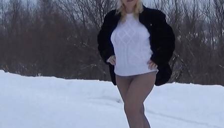 Snow lady in pantyhose with naked booty