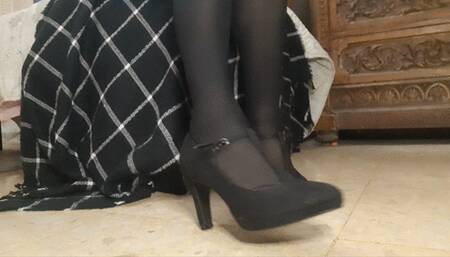 SUBDUED TO PANTYHOSE FEET