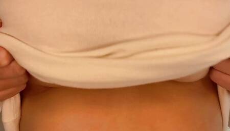 Mysterieuse beurette baiser sur la table avec mes gros seins