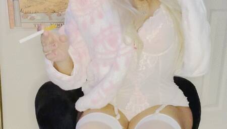 Baby pink  smoking Newport 100 your MILF, bombshell blonde, smoking and fucking her self with a glass dildo, just so slutty in this vid, flirty and slutty mommy