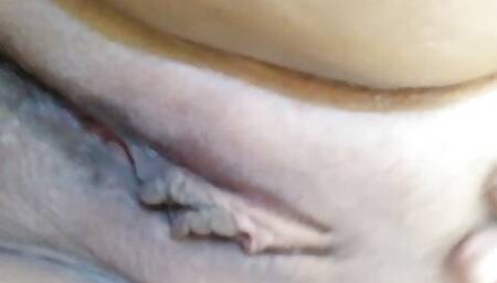 Moroccan bitch playing in her pussy.