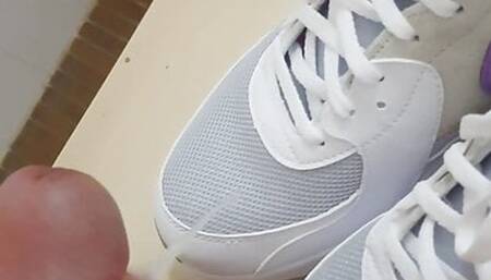 Quick cum on girl down the streets nikes