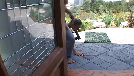 Die Hure ist wie ein kleiner Hund und wir ficken sie von allen Seiten