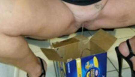 Sexy Tampa Housewife Demonstrates Her Peeing Skills