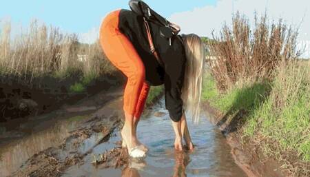 Walk through puddles and sticky swamp AVI(1280x720)FHD