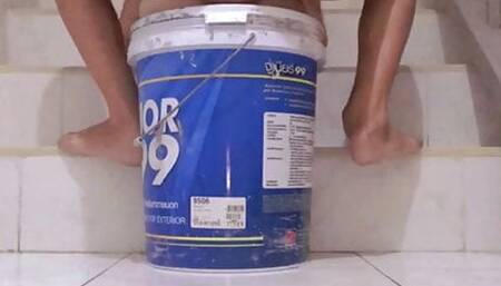 Secretly having sex directly through the fire debt on the painter's bucket