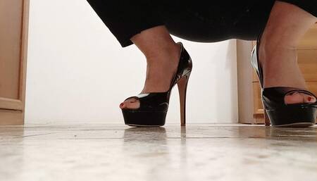 GIANTESS: I CRUSH YOU FILTY WORM - (ENGLISH VERSION)