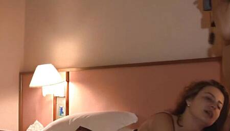 junge brunette laesst sich von altem typ beim ficken filmen