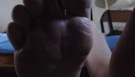 Hot giantess big feet