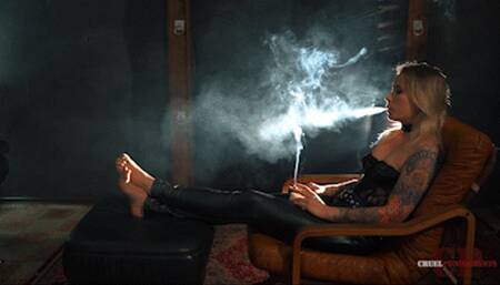 Smoker drops her heels 4K MP4