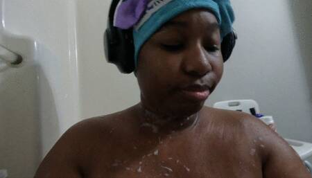 GIANTESS IN BUBBLE BATH