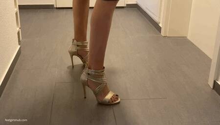 KIRA LOSES HER SHOE TWO TIMES - MP4 HD
