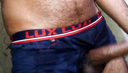 nahate time underwear me su su kar diya aur thodi su muth maari