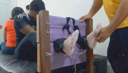 Rhaysa in intense soles tickling on the stock