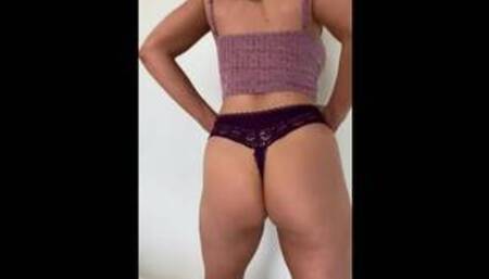 Blonde girl moving her BIG ASS