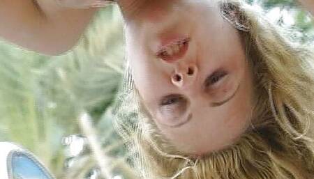 Geile Blondinne fickt am Pool