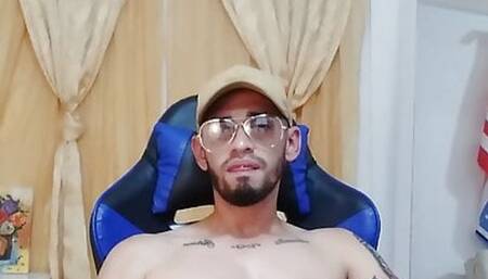 Chico caliente juega con su jeguete