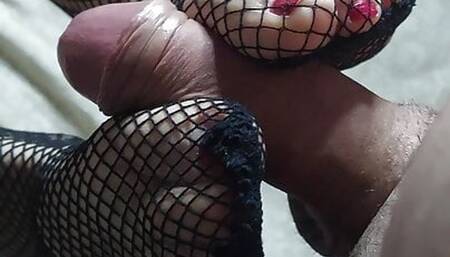 Sami attracts fetishists with his magnificent feet that masturbate a good cock!