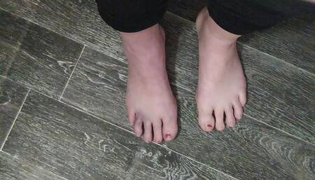 Lola does the dishes while Jim takes her from the sink