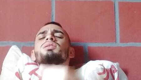 Chuco disfruta de una paja an tes de pararse de su cama