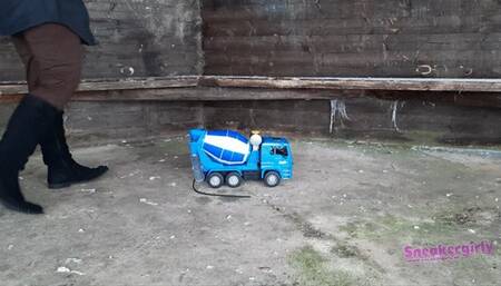 Sneaker-Girl Darleen - Concrete Mixer Crush