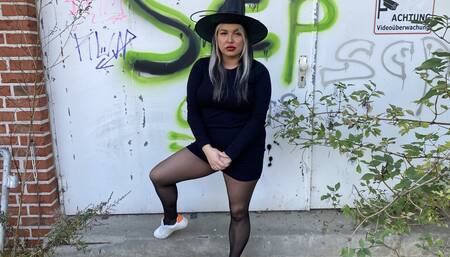 MiaXXX Outdoor Pee Lost Place