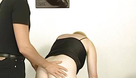 blondine bekommt dildo in den po und in die pussy