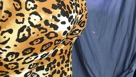 Booty show in cheetah print leggings