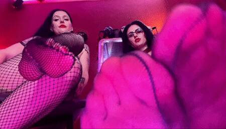 Cheesy foot worshipper (SD Video)