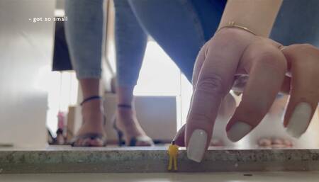 Feeling the weight of Ms Aline's ass (MP4-HD 1080p)