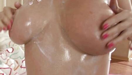 Die Badet heute im Milkshake mit ihren geilen Titten