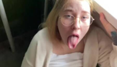 BLOWJOB IN THE ROOM - I meet my husband in the stairwell and masturbate my pussy