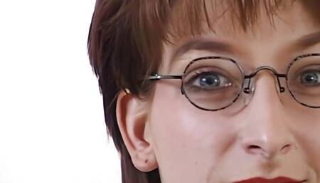 Bilanzbuchhalterin voegelt dildo vor kamera