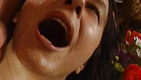 Reife Frau will wie eine Schlampe abspritzen