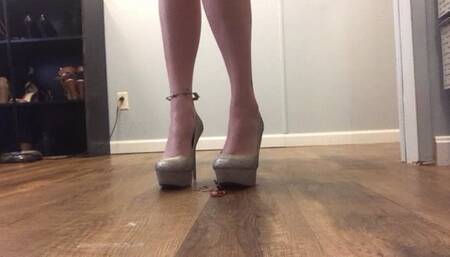 Giantess squirt teeny red fluid