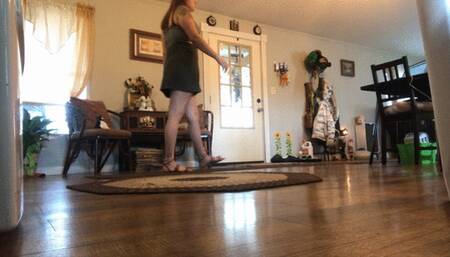 Giantess rampage looking for tinies