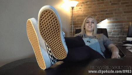 Ingrid's Smelly Nylon Feet - Full HD 1080p Version