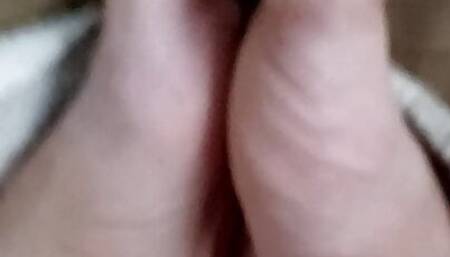 Oniasure969 a twink do a self footjob and his little dick cum on his feet