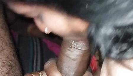 Desi bhabhi ne land chus kar pani nikal diya