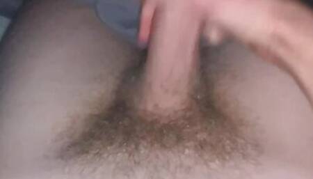 Joven se masturba en cama de su tia