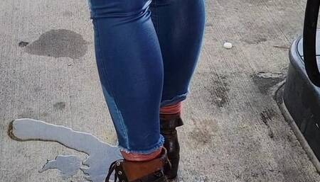 Leaky Lexi's holiday shopping trip