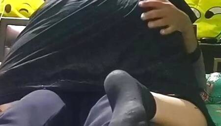 Hot desi bhabhi ne lund chus ke khada kiya fir apne chut ke andar liya