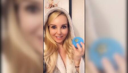 Playing with bath bombs and my pussy!