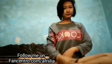 When lust is crushed on the crown, plugging the pussy into a solution (preview)